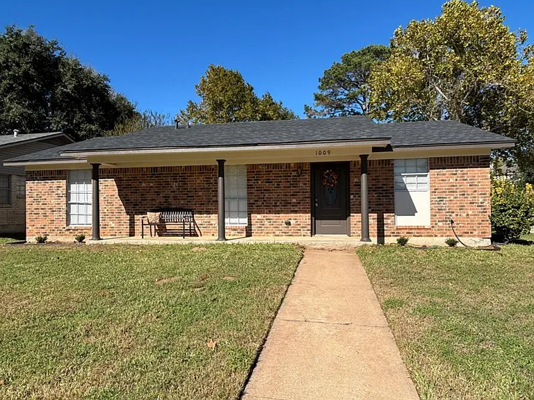 1009 Lawndale Ave — Photo 1