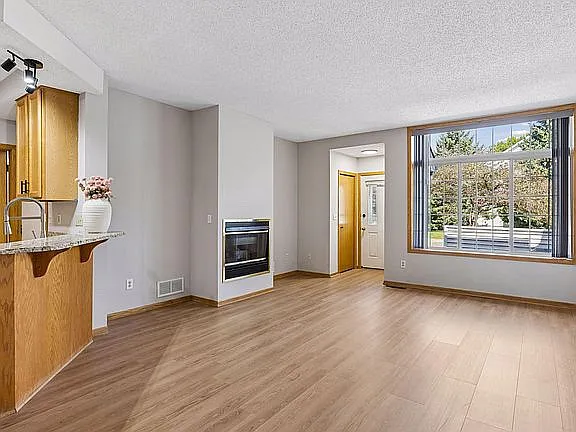 2 bed, 1.5 bath, 1256 sqft, $1,799 — Photo 3