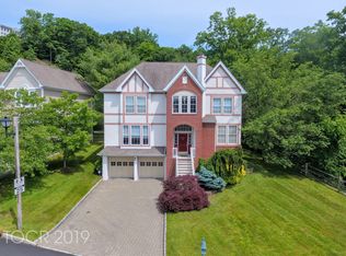 33 Hunters Run, Oakland, NJ 07436