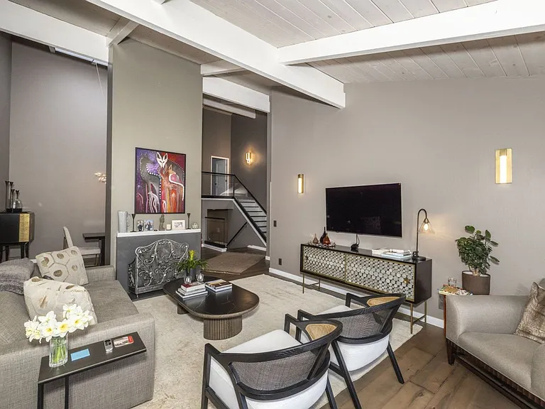176 Sand Hill Cir — Photo 1