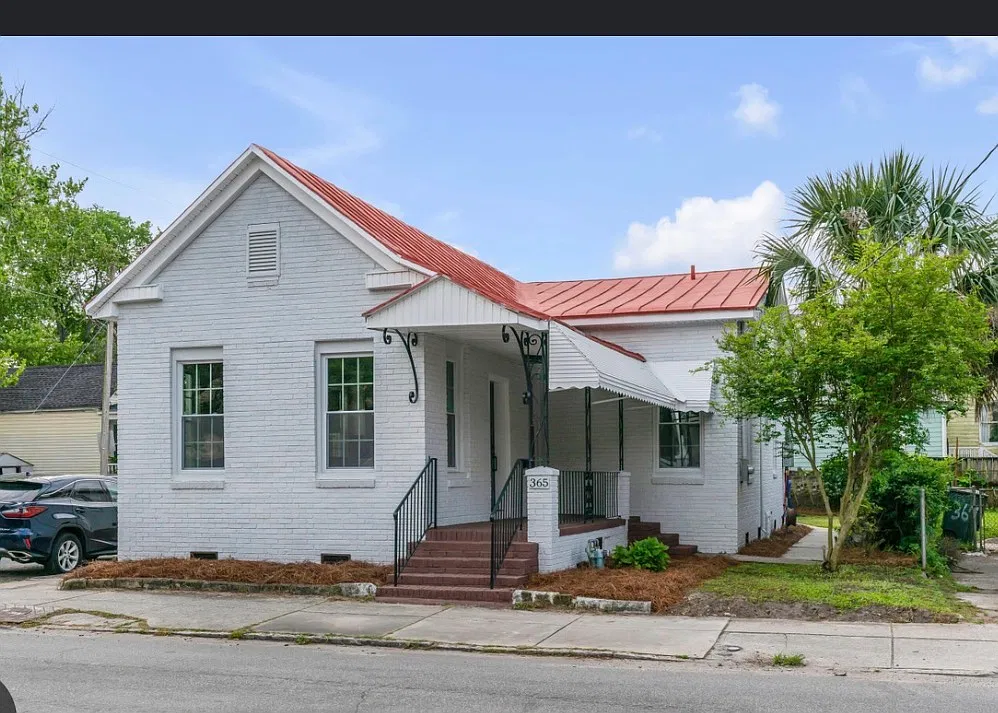 3 bed, 996 sqft, $4,200 — Photo 1