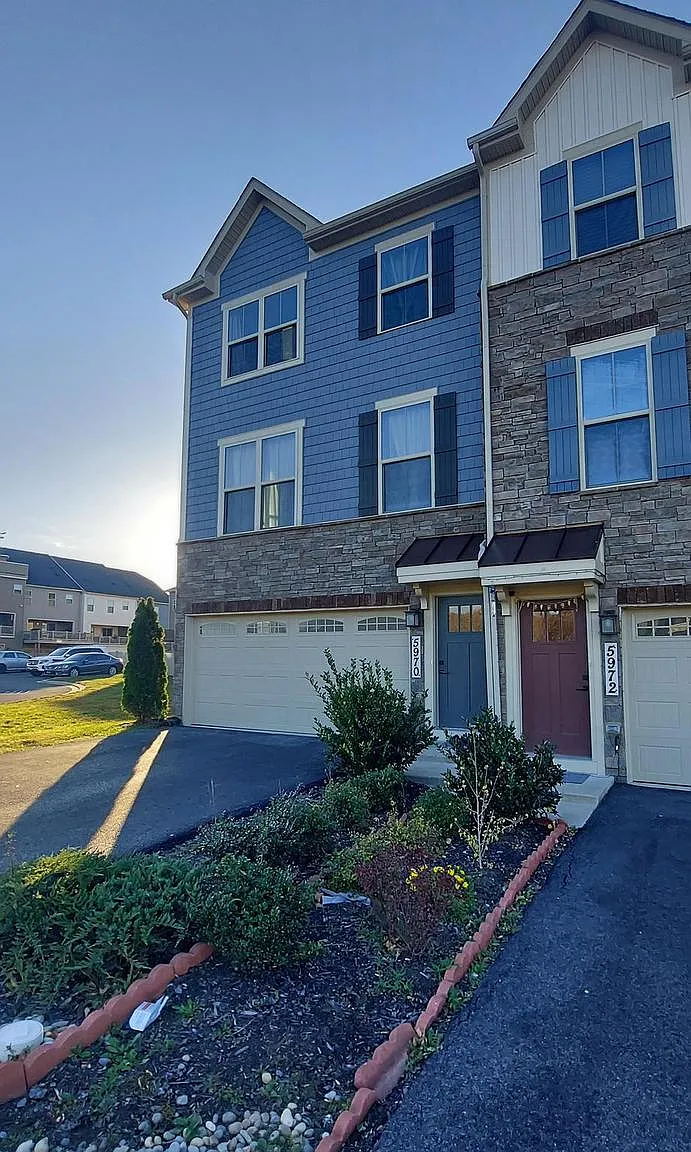 4 bed, 3.5 bath, 2412 sqft, $2,900 — Photo 1