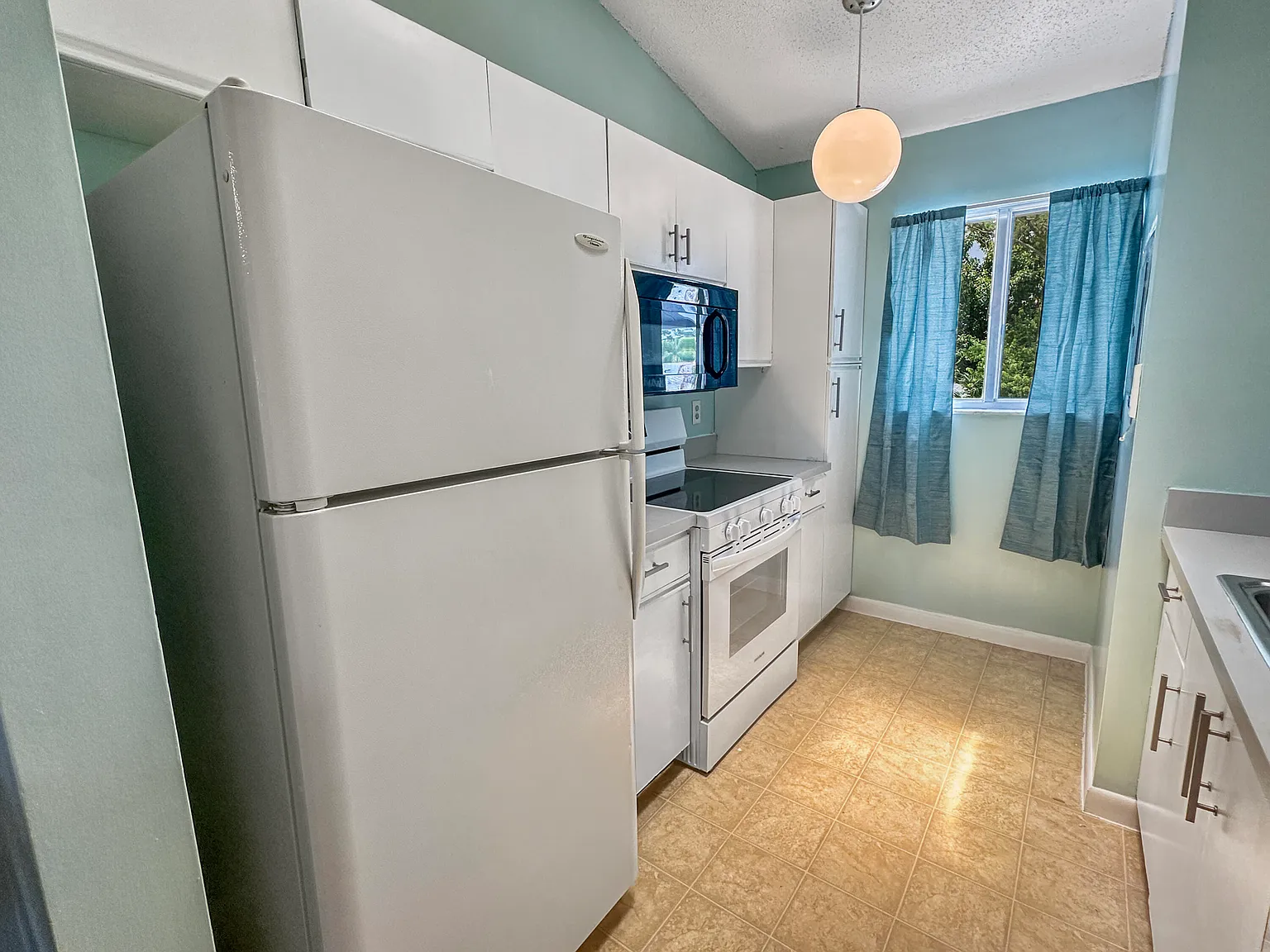 2 bed, 2.0 bath, 960 sqft, $1,800 — Photo 3