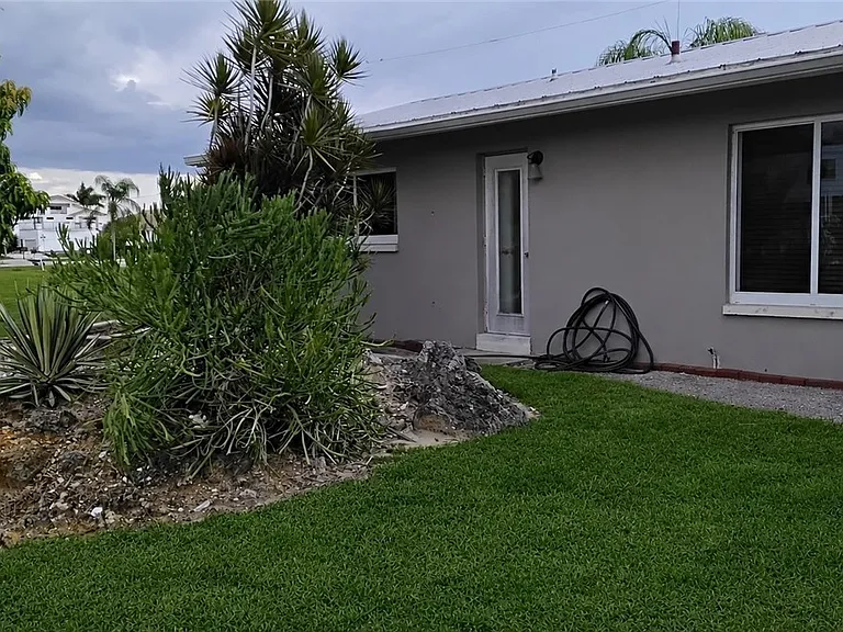 1749 Bikini Ct — Photo 35