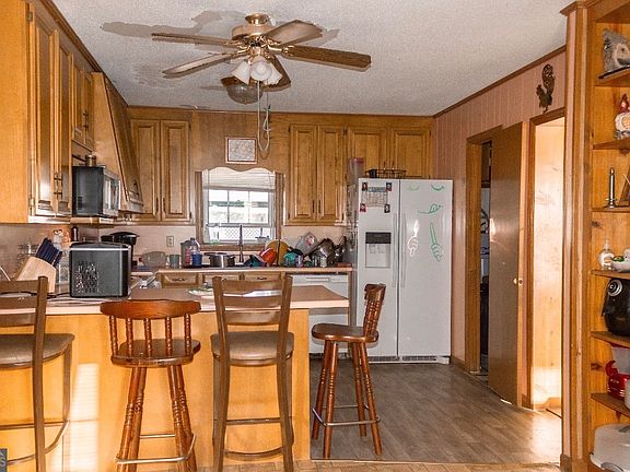 5th image of 695 Jasmine Dr
