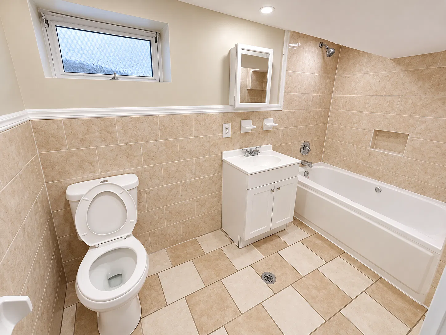 3 bed, 1200 sqft, $1,745 — Photo 3