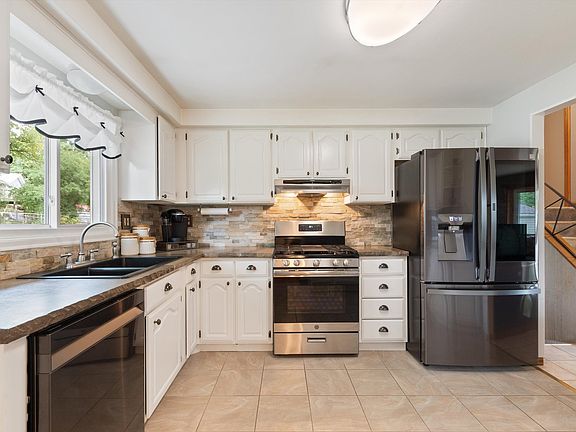 3rd image of 302 Williams Dr