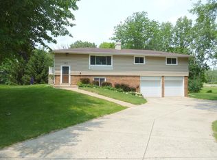 285 Meadowside Ct, Pewaukee, WI 53072