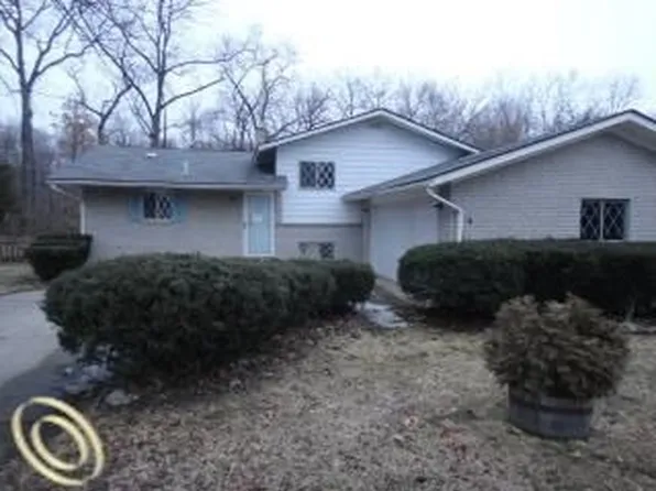 8239 Atha Dr, White Lake, MI 48386