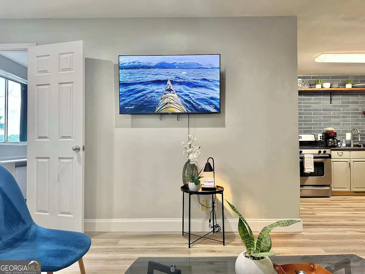 3 bed, 1.0 bath, 931 sqft, $3,499 — Photo 3