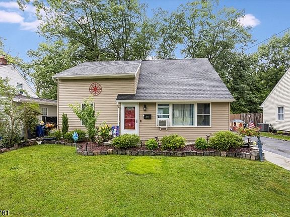 4th image of 30 Hunterdon Rd