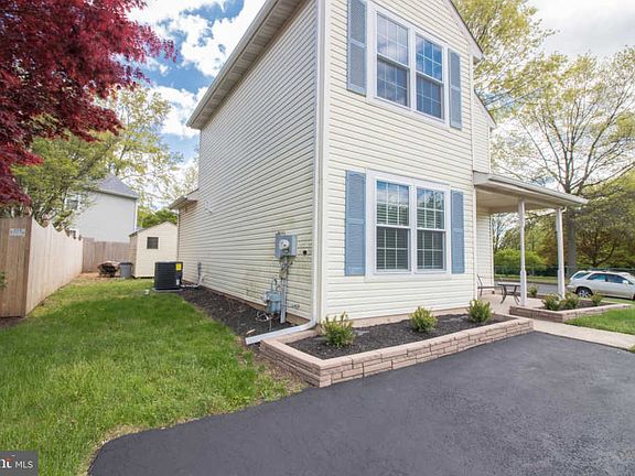 4th image of 254 Stanford Pl