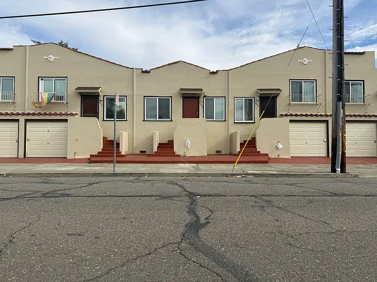 4426 Shafter Ave — Photo 1