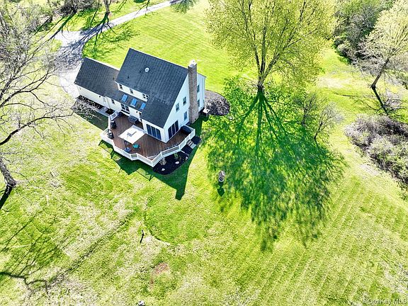 3rd image of 1051 Ridgebury Road