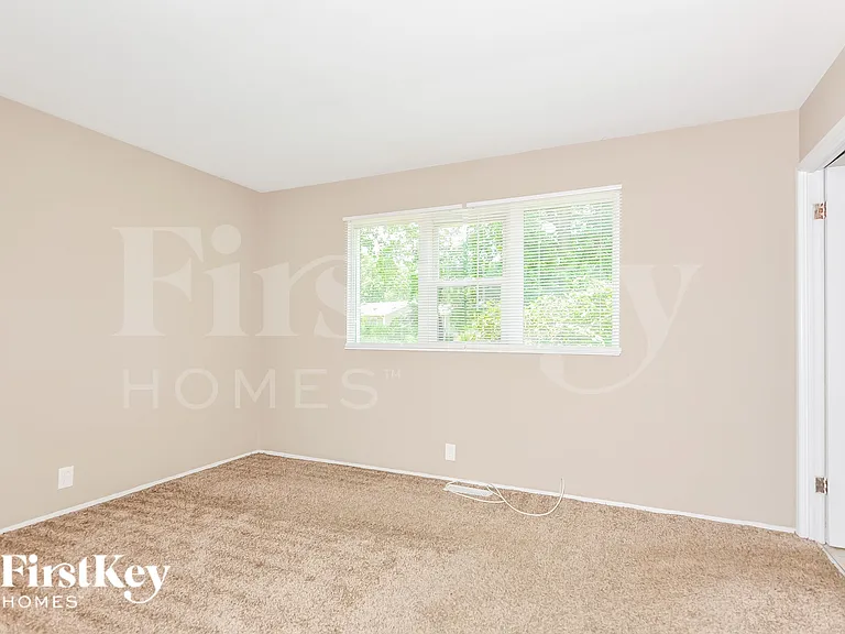 2415 Greenbriar Dr — Photo 9