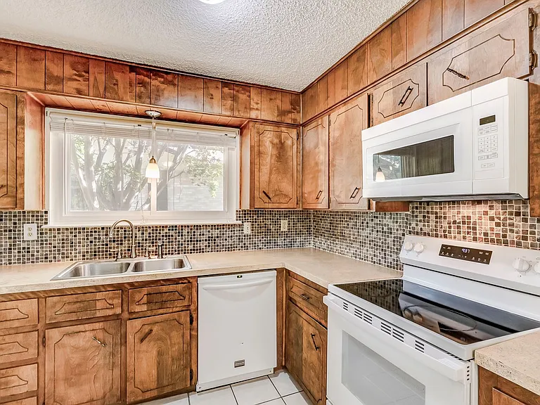 2404 Andover Dr — Photo 13