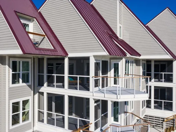 226 Little Oak Island Dr, Folly Beach, SC 29439