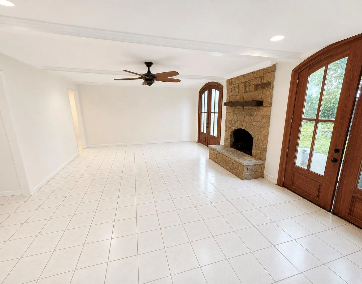 4 bed, 2.5 bath, 2573 sqft, $2,400 — Photo 4