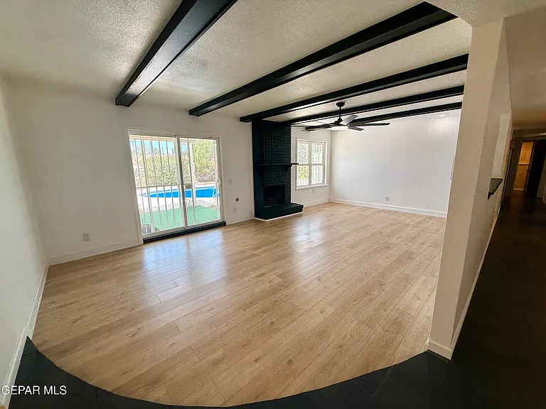 1649 Lomaland Dr — Photo 11