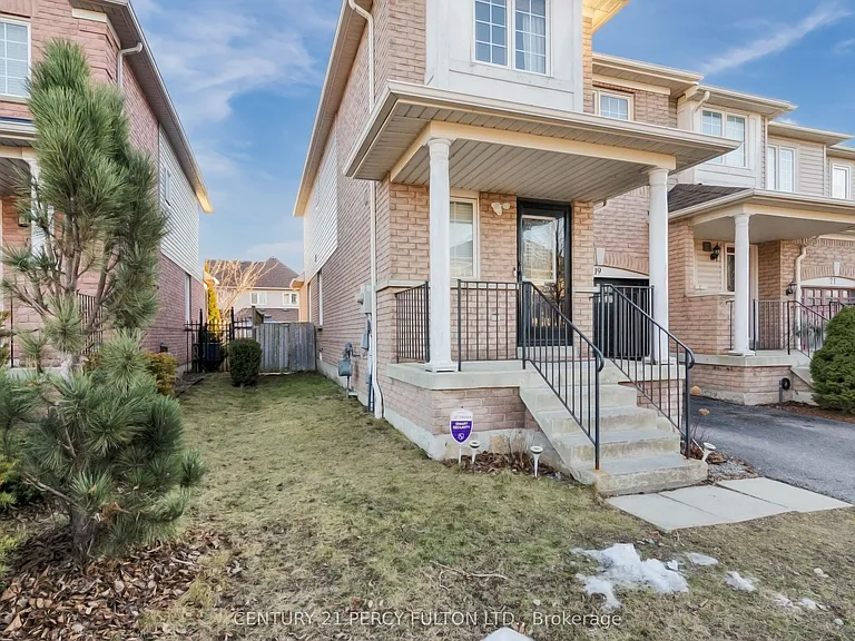 19 Odessa Cres — Photo 2