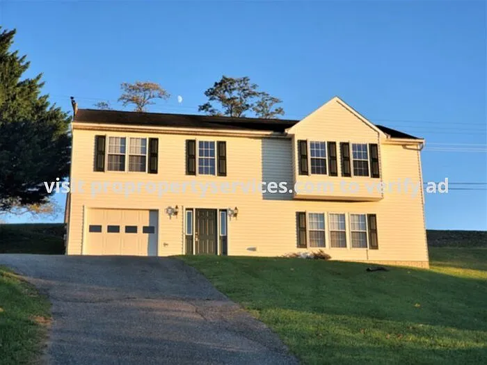 3 bed, 3.0 bath, 2250 sqft, $2,300 — Photo 1