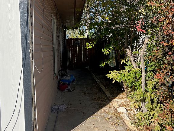 3rd image of 719 Venice