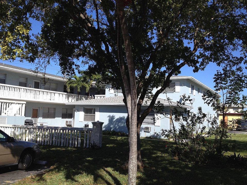 1st image of 725 SE 23rd St