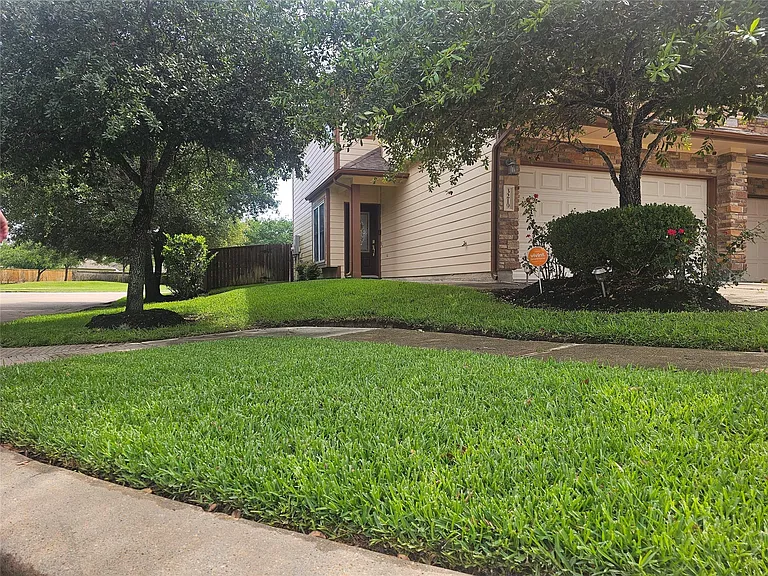 3219 Victorian Manor Ln — Photo 2