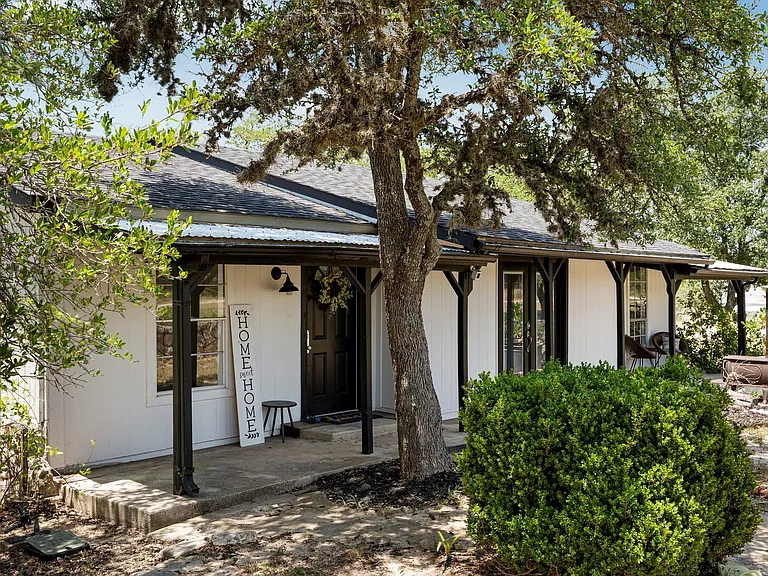 2591 Spring Valley Dr — Photo 3