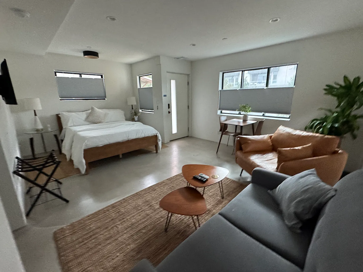 Studio, 500 sqft, $2,500 — Photo 2