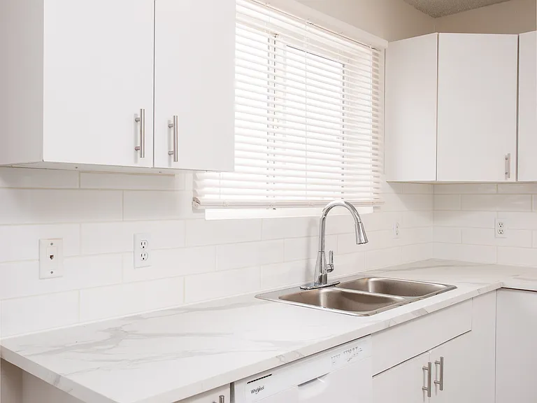 180 Bridgeport Blvd — Photo 4
