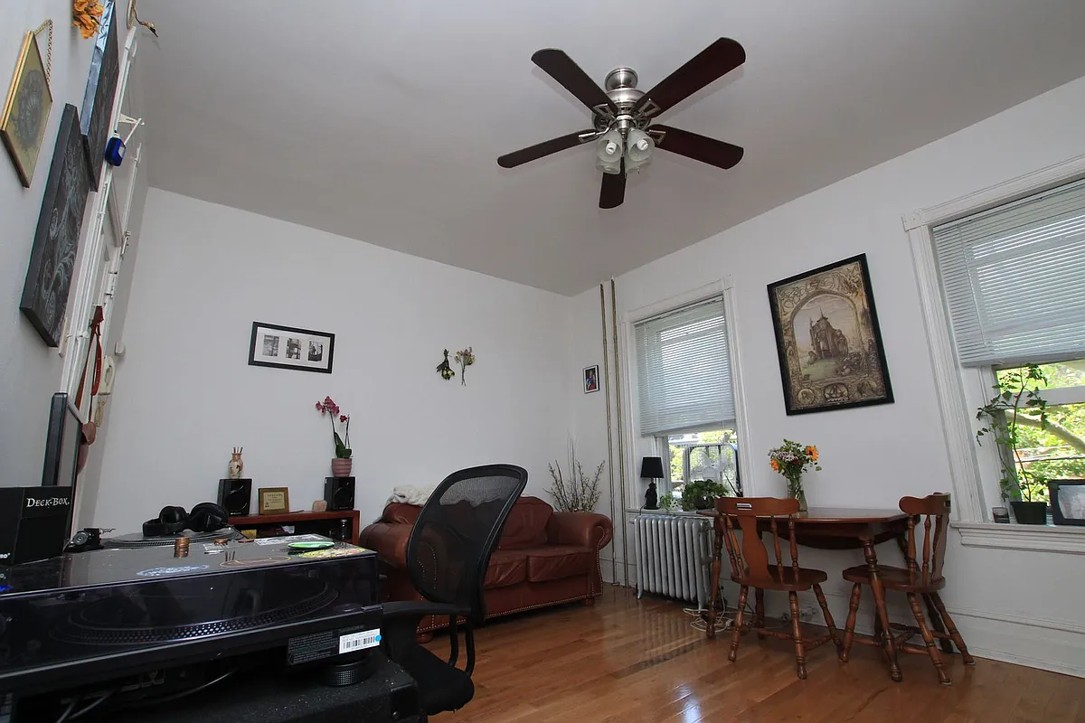Building Photo - 3716 Spring Garden St #2F