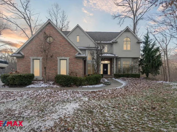 3995 Watuga St, Commerce Township, MI 48390
