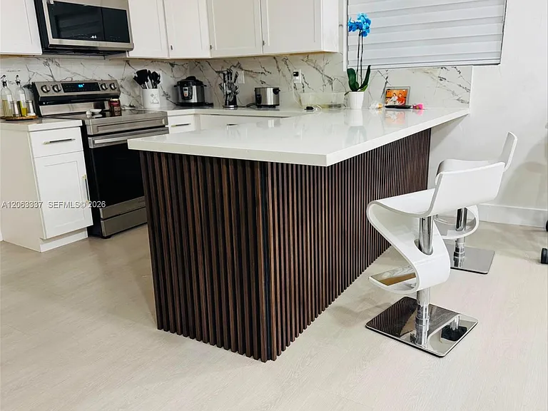 75 SW 18th Ave — Photo 8