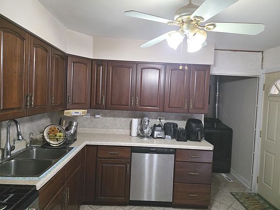 3rd image of 524 Hazelwood Ln