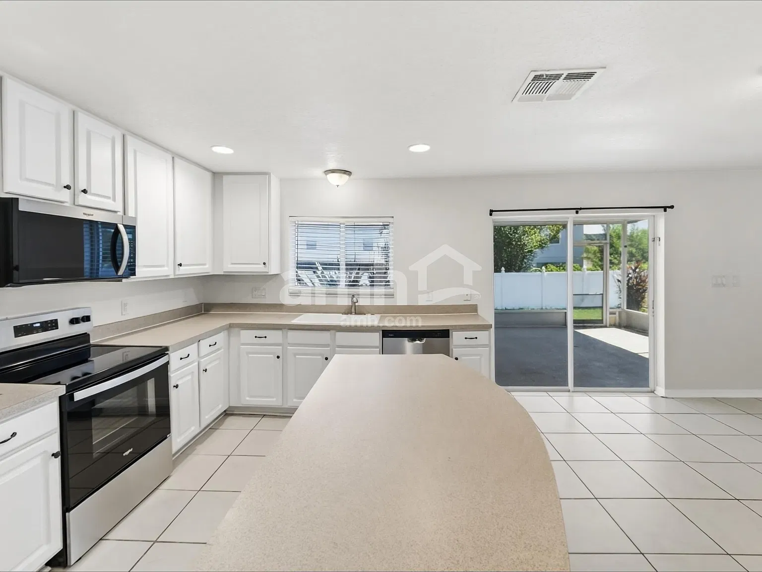 4 bed, 2.5 bath, 2851 sqft, $3,235 — Photo 3