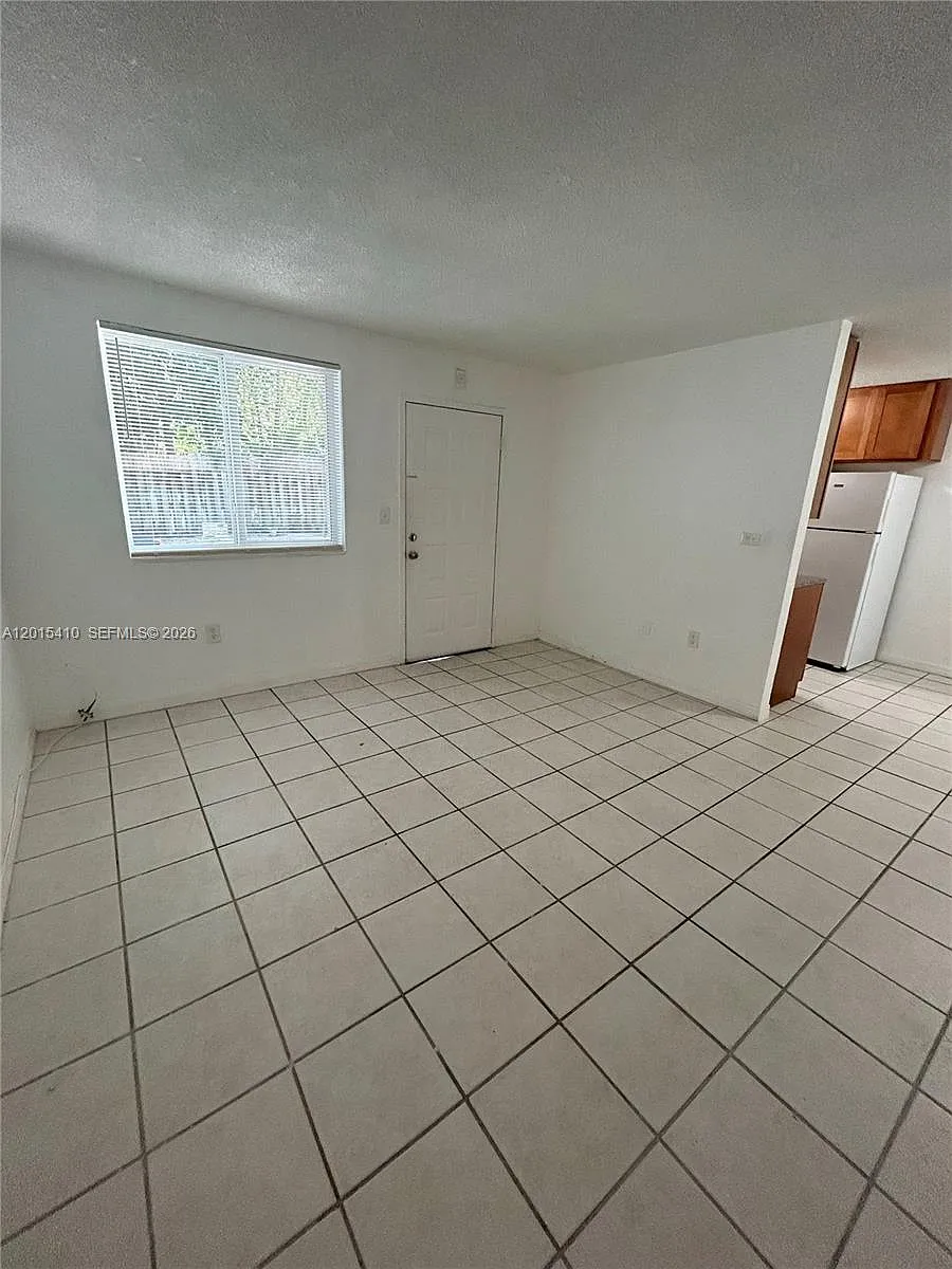 Building Photo - 5814 NE 4th Ct #103