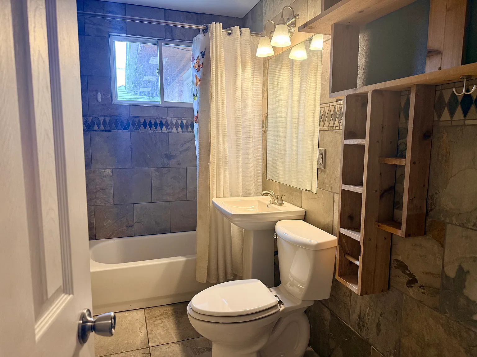 3 bed, 1.5 bath, 2200 sqft, $1,950 — Photo 4