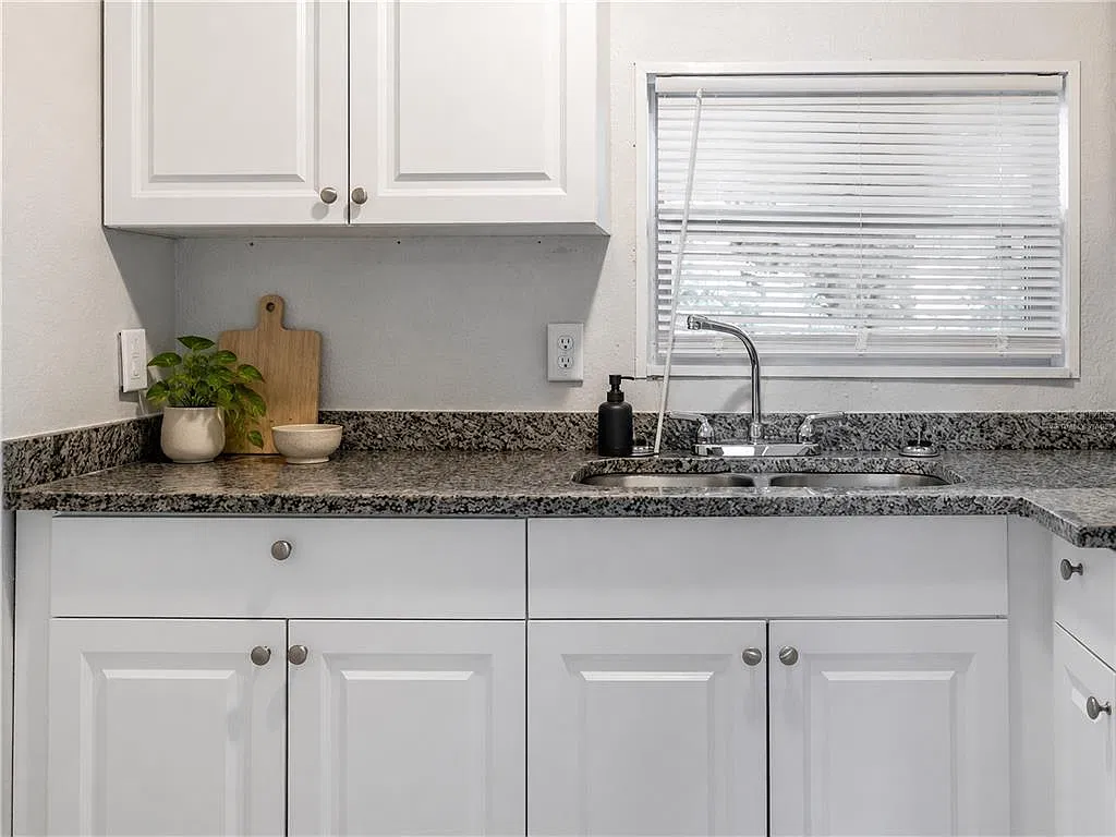 2 bed, 1.0 bath, 930 sqft, $1,150 — Photo 4