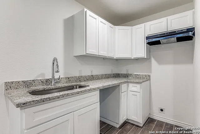 1835 W Poplar #402 — Photo 10