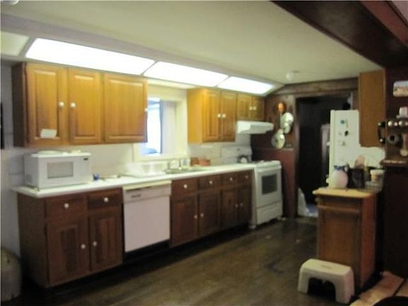 4th image of 233 E 2nd St