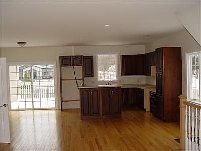 4th image of 217 Merchant St