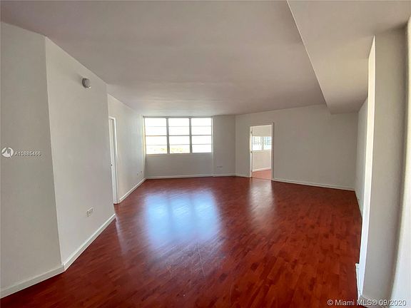 4th image of 999 Brickell Bay Dr #742