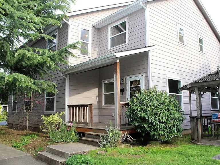 812 N Dekum St — Photo 1