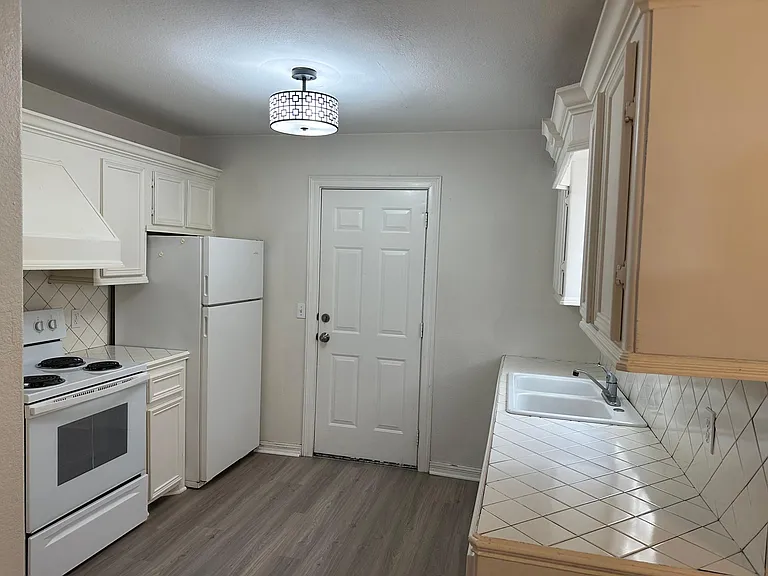 2421 N I St — Photo 14