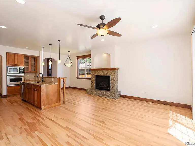 884 S Emerson St — Photo 8