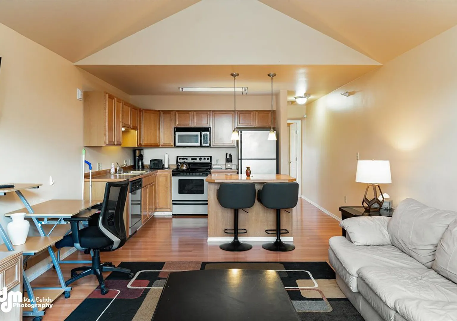 Fully Furnished 1-Bedroom Apartment for Rent in Anchorage UMED Distr — Photo 2