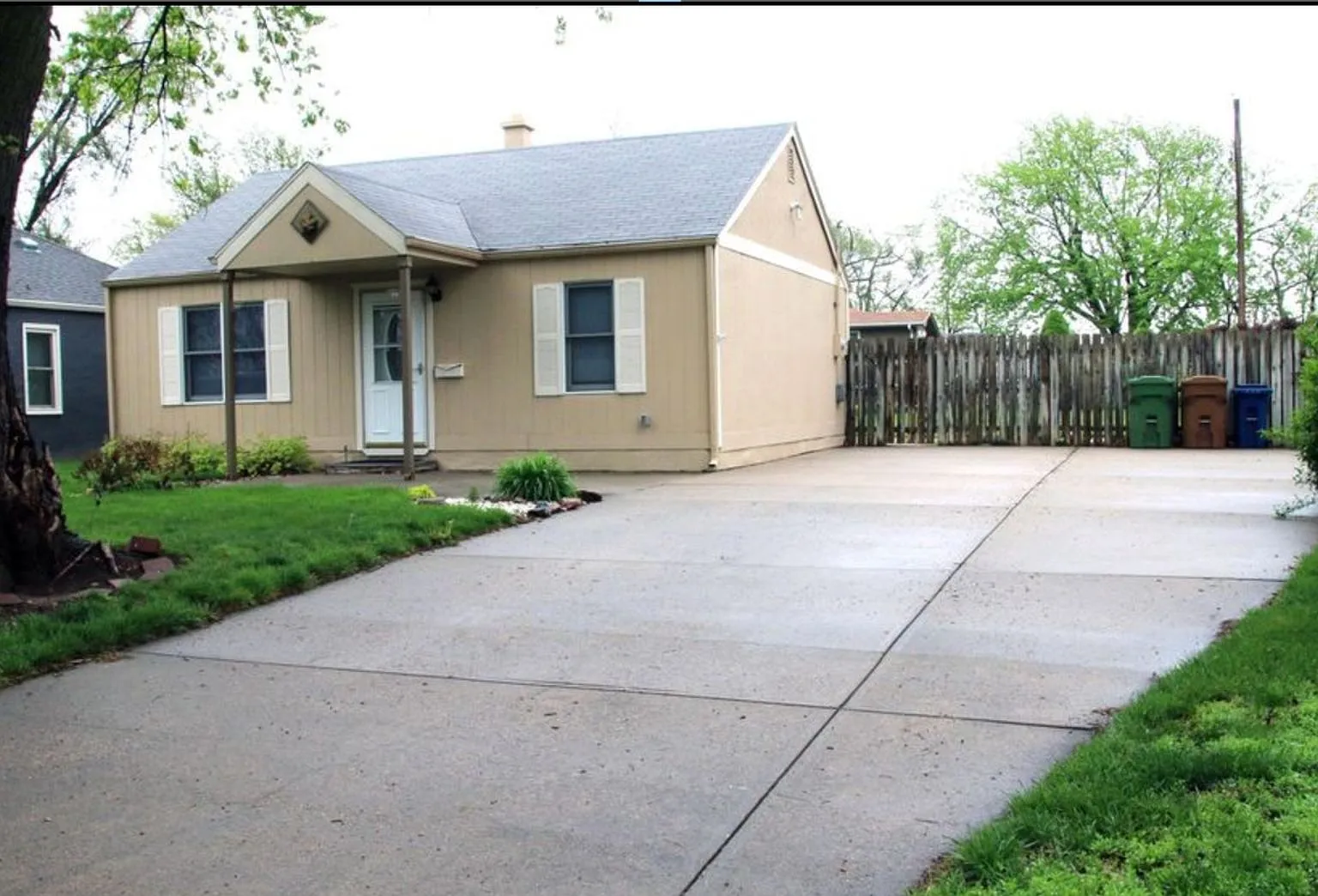 Charming 2BR House in Old Town Bellevue — Photo 1
