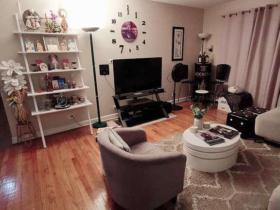 3rd image of 5323 N Rockwell St APT 1S