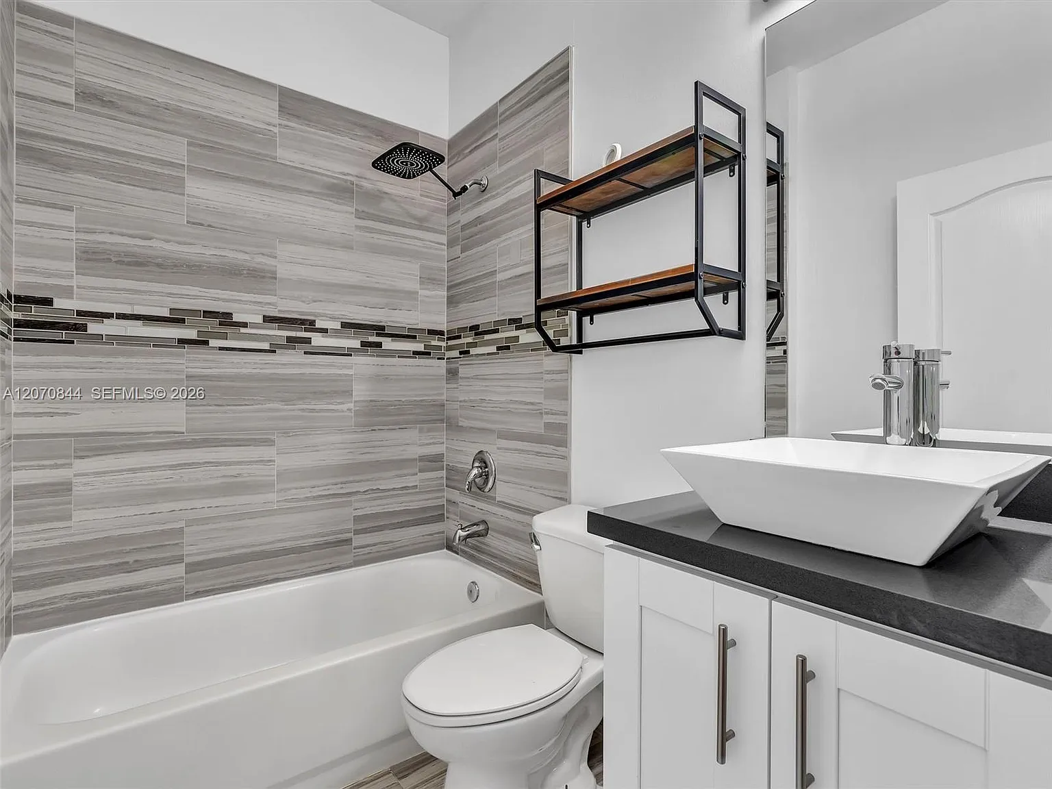 3 bed, 3800 sqft, $3,800 — Photo 4